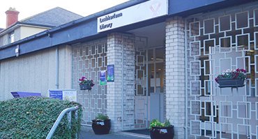 Photo of the entrance of Newbridge Library